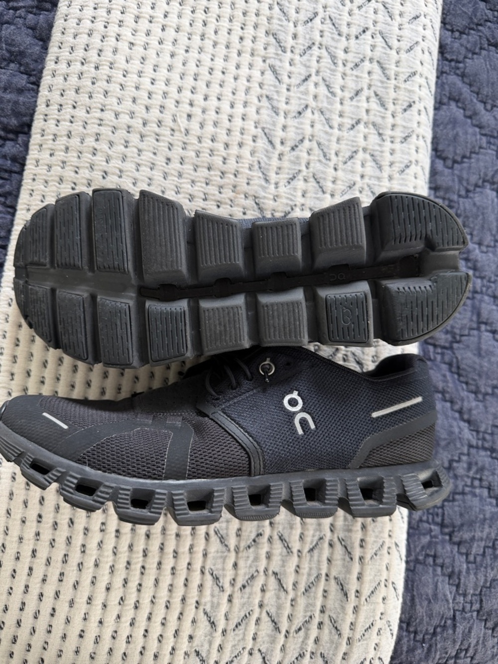 On Cloud Athletic Sneakers - Womens Black size 9.5 - Picture 3 of 4
